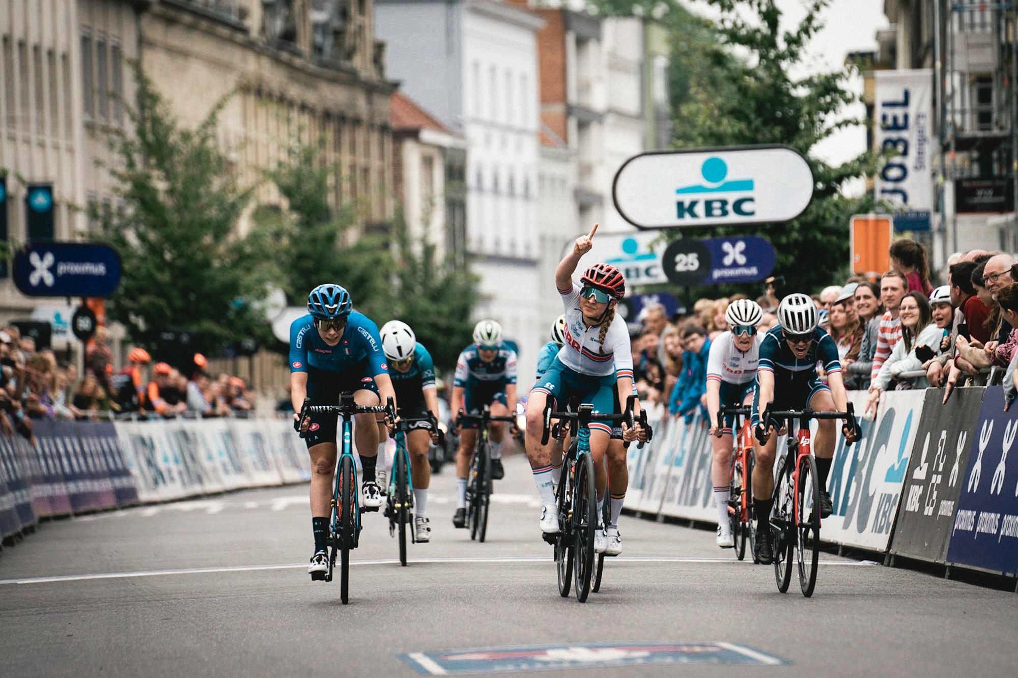 Cat Ferguson sprints to victory in the Women U19’s race