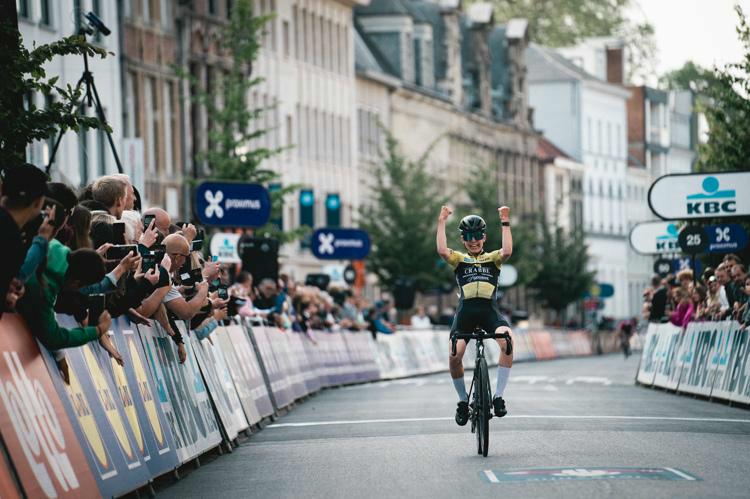 Jarno Widar wint na late uitval bij de U19 Mannen