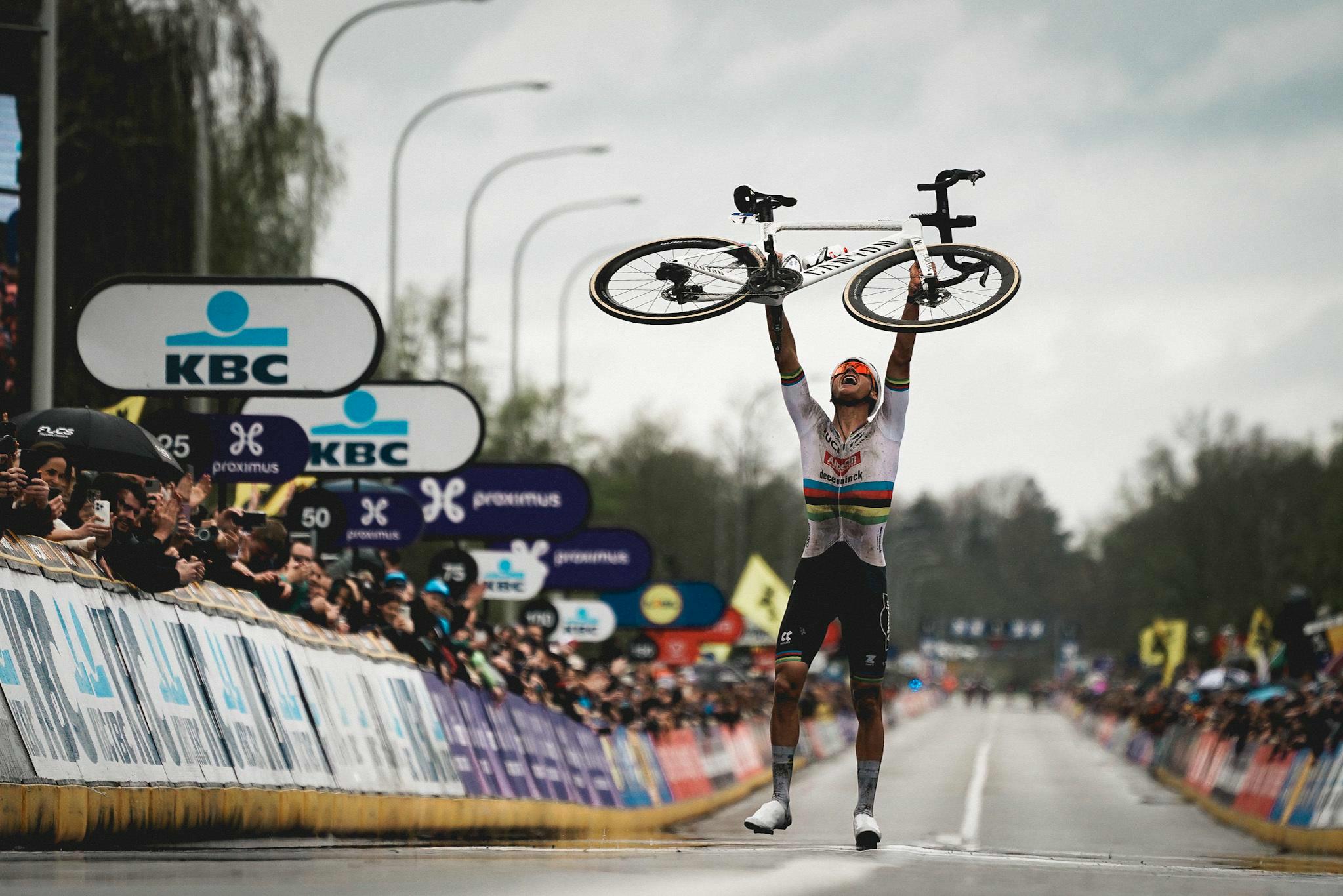 Van der Poel fietst zich in de geschiedenisboeken